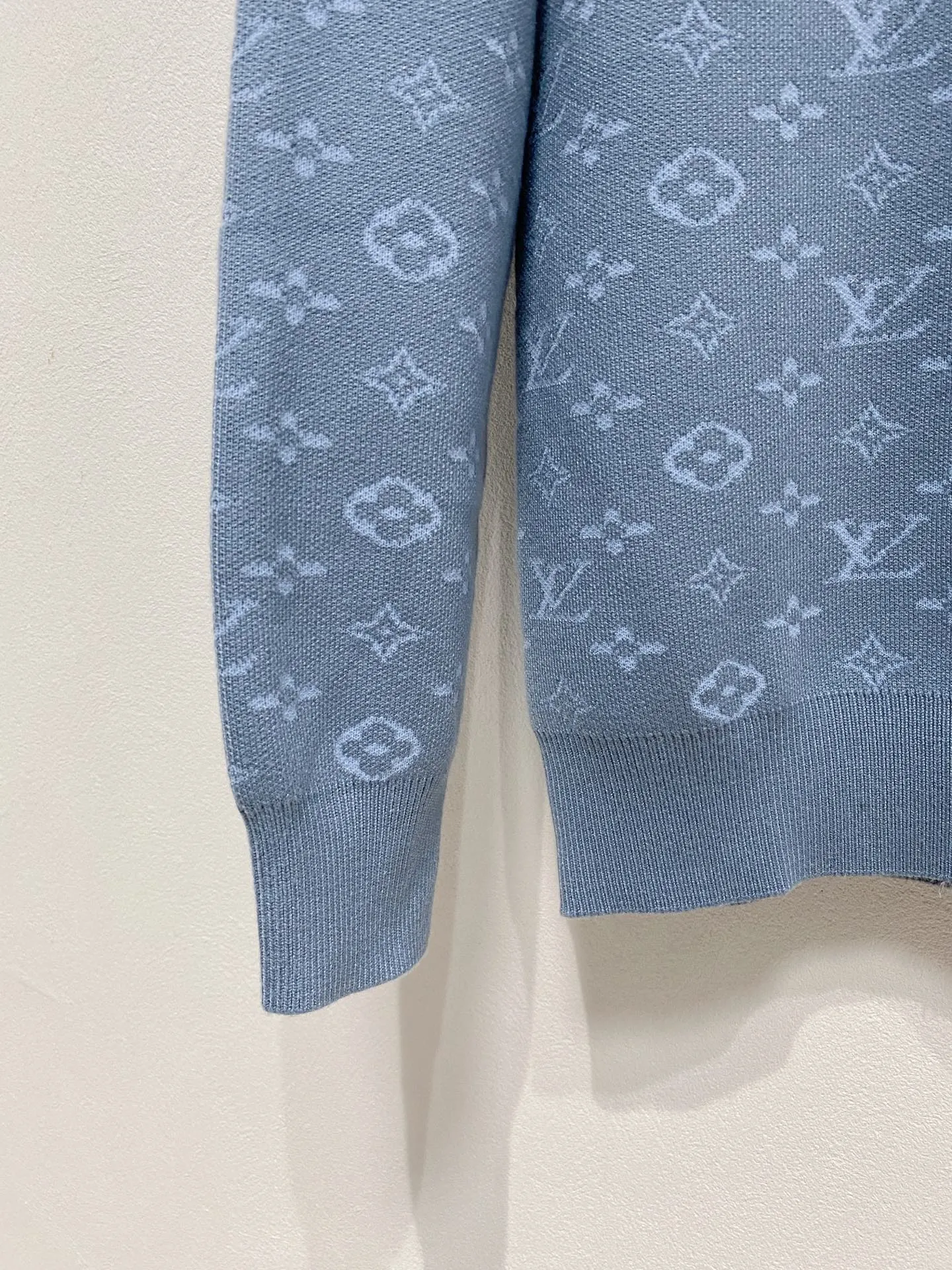 🅿️440 LV crew neck sweater, made of wool blended yarn, has good warmth retention, fluffy and soft, doubles skin care, giving you a lightweight wearing experience. High-quality natural fibers ensure high-quality life. The whole piece adopts solid color single-sided craftsmanship, leaving loose space when fit, solid color plain weave, neat texture, solid color design, durable and high-end. The half-high collar zipper design is meticulous in workmanship, fashionable and versatile. The back shoulder design is simple and comfortable. At the same time, the use of counter-stitch connection highlights the quality in the details, making the temperament more low-key, restrained, calm and stylish, and better showing the clean and tidy side of successful men. The collar, cuffs, and hem are made of dense rib weaving, which is tight and elastic, not easy to deform, and highlights the details and texture. Whether worn alone or layered, it can not only give you a warm feeling, but also give you a sophisticated sense of fashion.      Size: M-XXXL